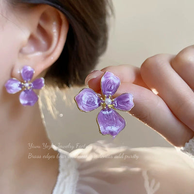 Boucles d'oreilles pendantes florales violettes style français, délicates et romantiques, ornées de perles, pour un look frais et élégant, parfaites au quotidien et pour les jeunes femmes