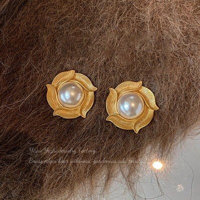Clous d'oreilles perle fleur feuille d'or vieilli style français vintage pour femme, boucles rétro luxe discret originales haut de gamme et polyvalentes