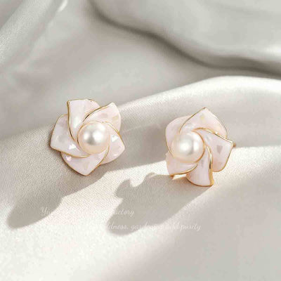 Boucles d'oreilles perle coquillage et camélia style français au design floral délicat, luxe discret pour femme, simples, pour tous les jours, haut de gamme