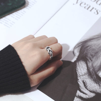 Female Twist Knot Knuckle Ring
