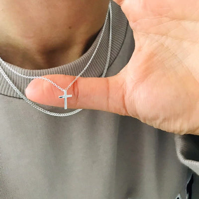 Collier pendentif croix minimaliste à un rang en acier inoxydable or 18 carats
