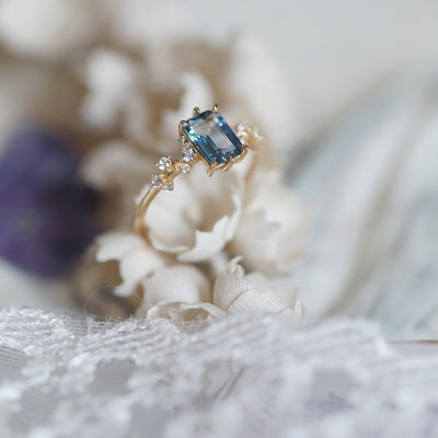 Bague affirmée de luxe plaquée argent avec cristal bleu de Londres taille poire, zircon étincelant en tourbillon, pour femme
